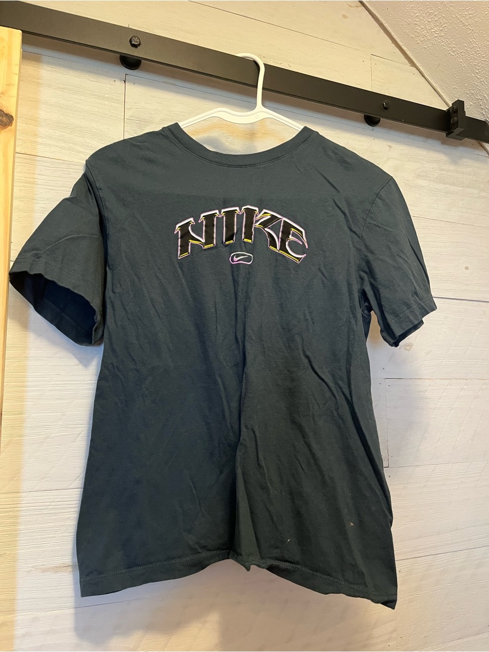 Nike green Short-Sleeve Graphic Tee with Multicolor Outline Logo